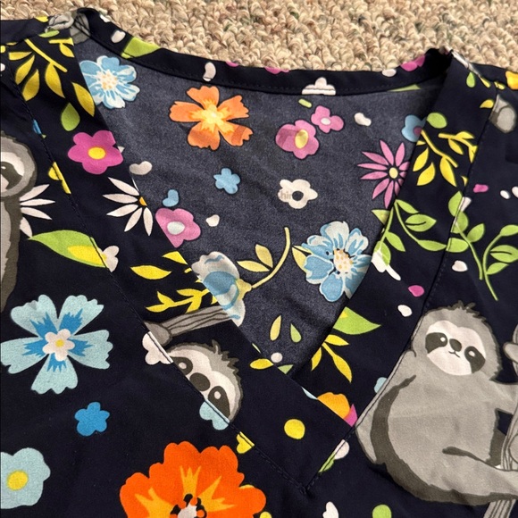 Vibrant Floral stretch Scrub Top - Picture 4 of 5